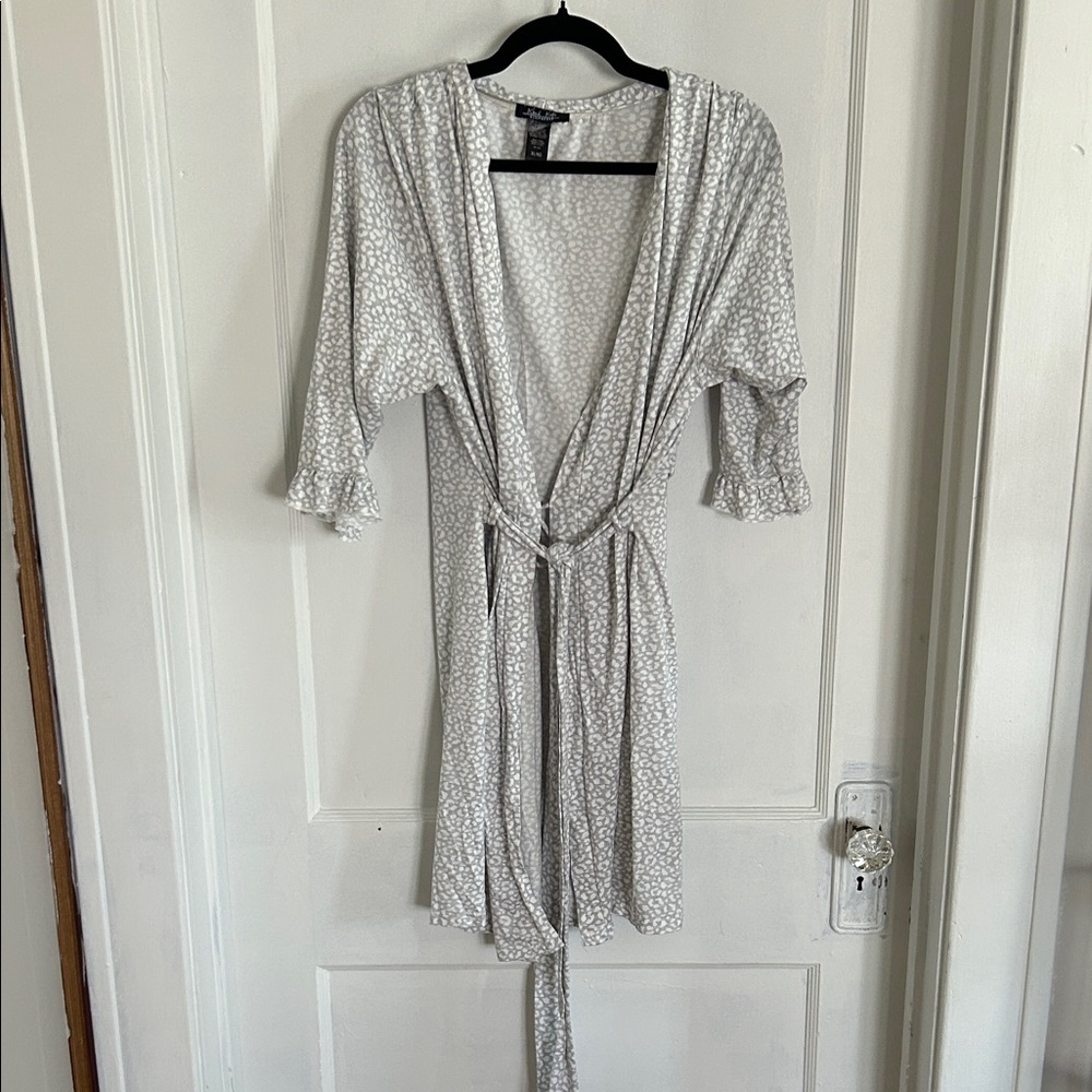 Chic White Patterned Women's Robe and nightgown